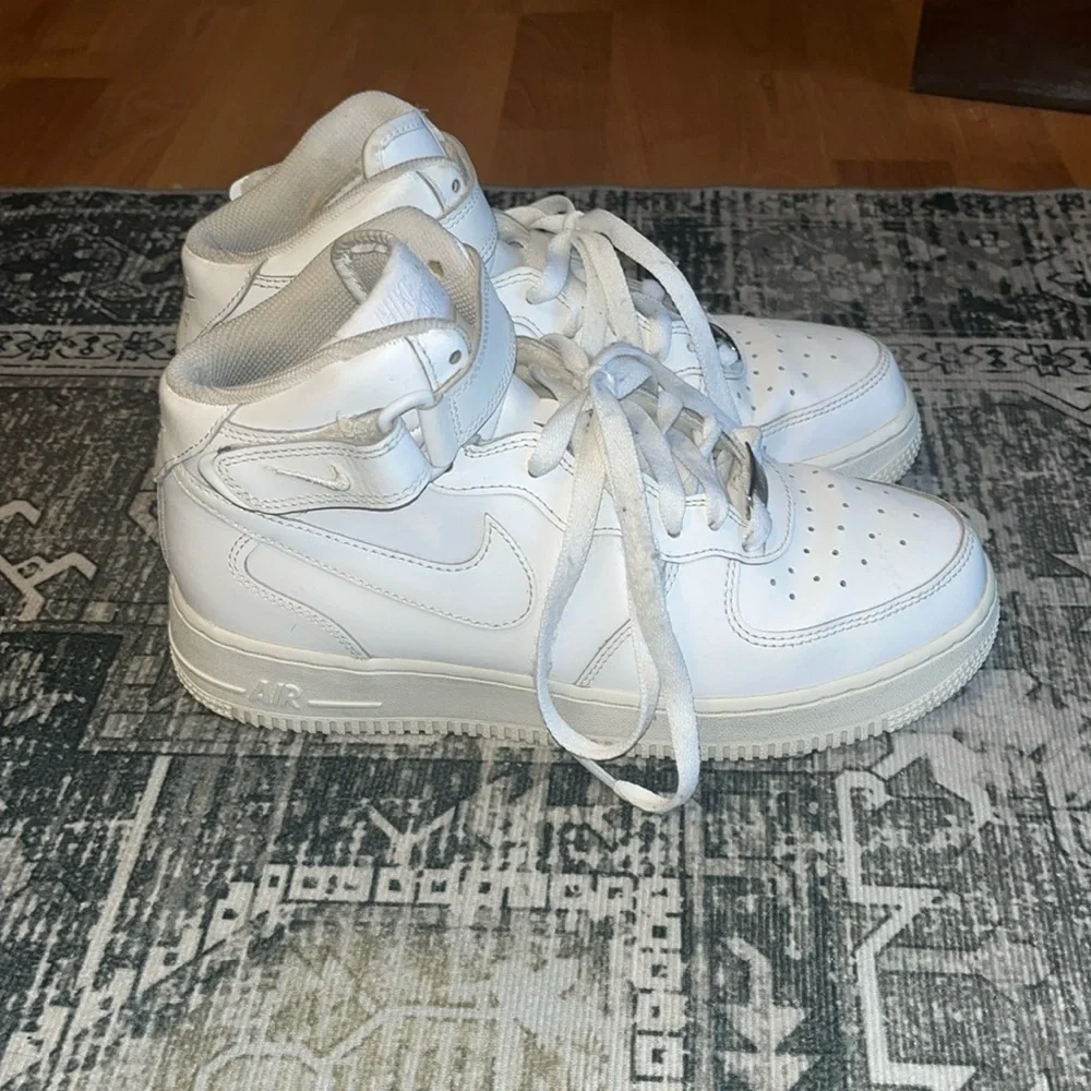 Nike youth Air Force 1 High LE size 7Y
